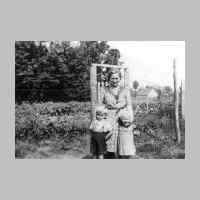 022-0329 Anna Schlisio, geb. Mombrei mit ihren Kindern Lothar und Resi im Sommer 1942 auf der Bleiche am Dorfgraben...jpg